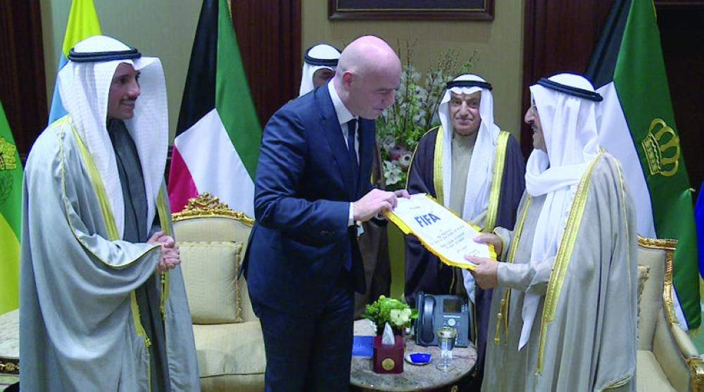 






أمير الكويت استقبل رئيس الاتحاد الدولي لكرة القدم            (مكة)