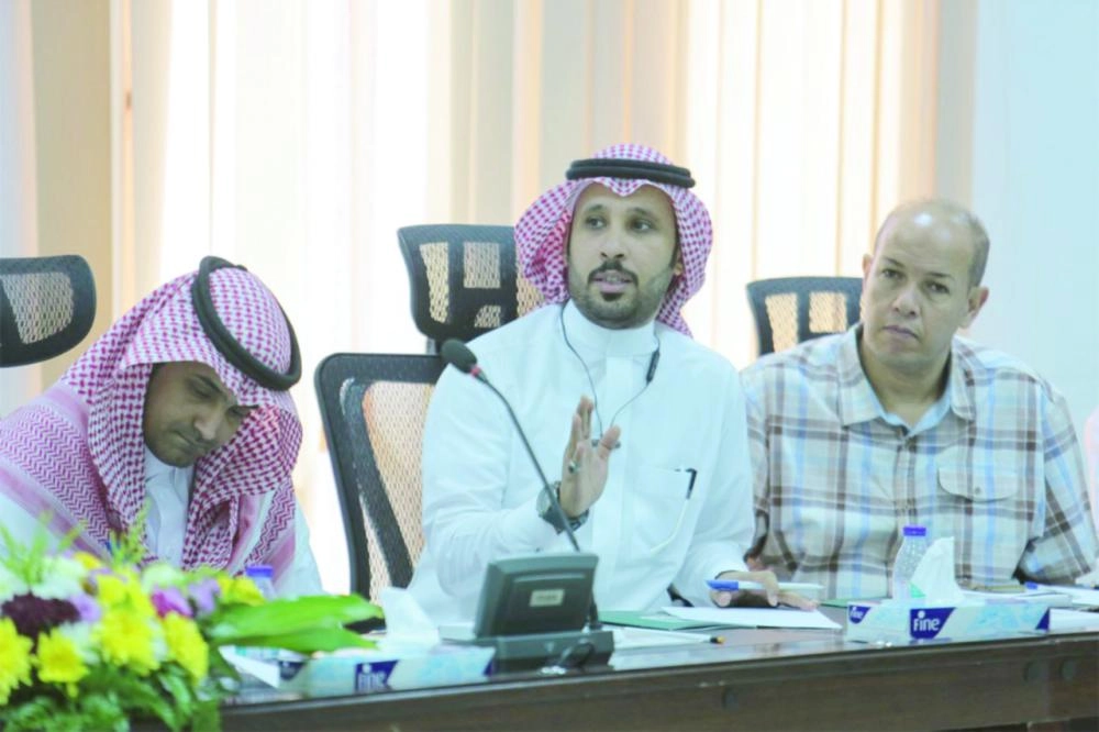 "مكة" خلال استفساراتها داخل الورشة (مكة)