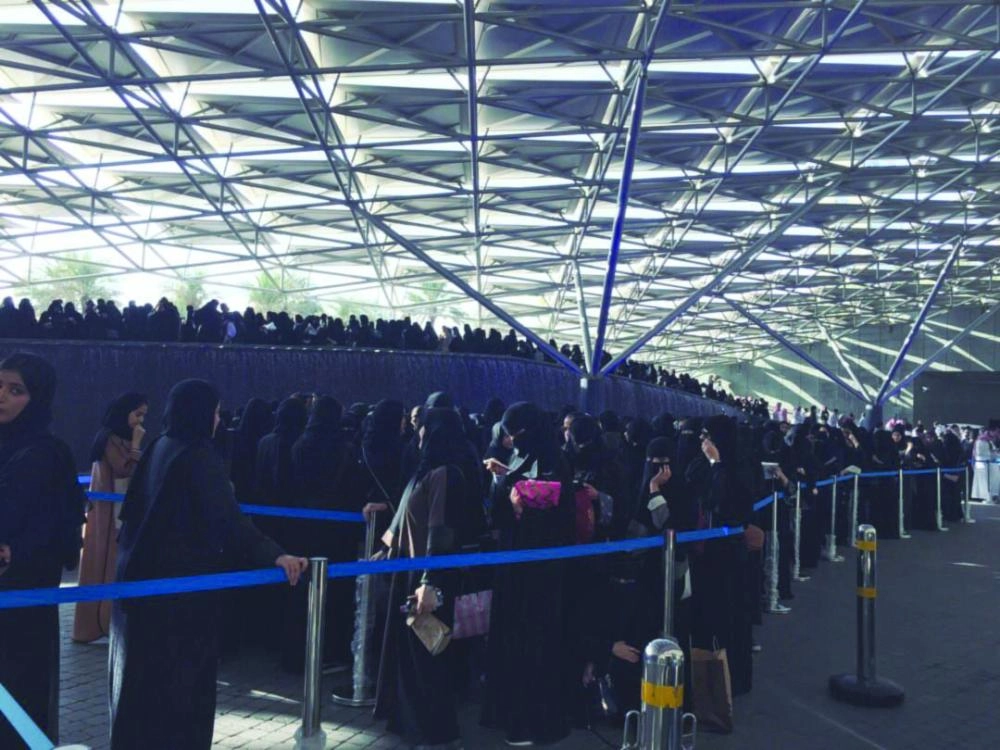 طوابير الفتيات خلال استعدادهن لدخول الملتقى (تويتر)