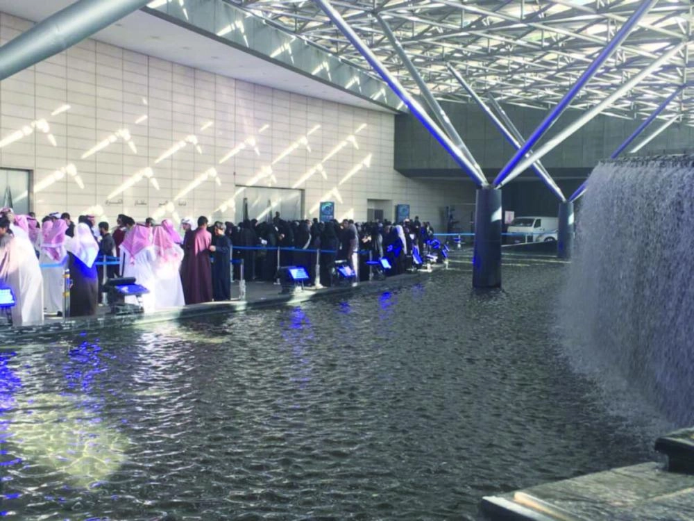 الشباب والفتيات قبيل دخول قاعة الملتقى (تويتر)