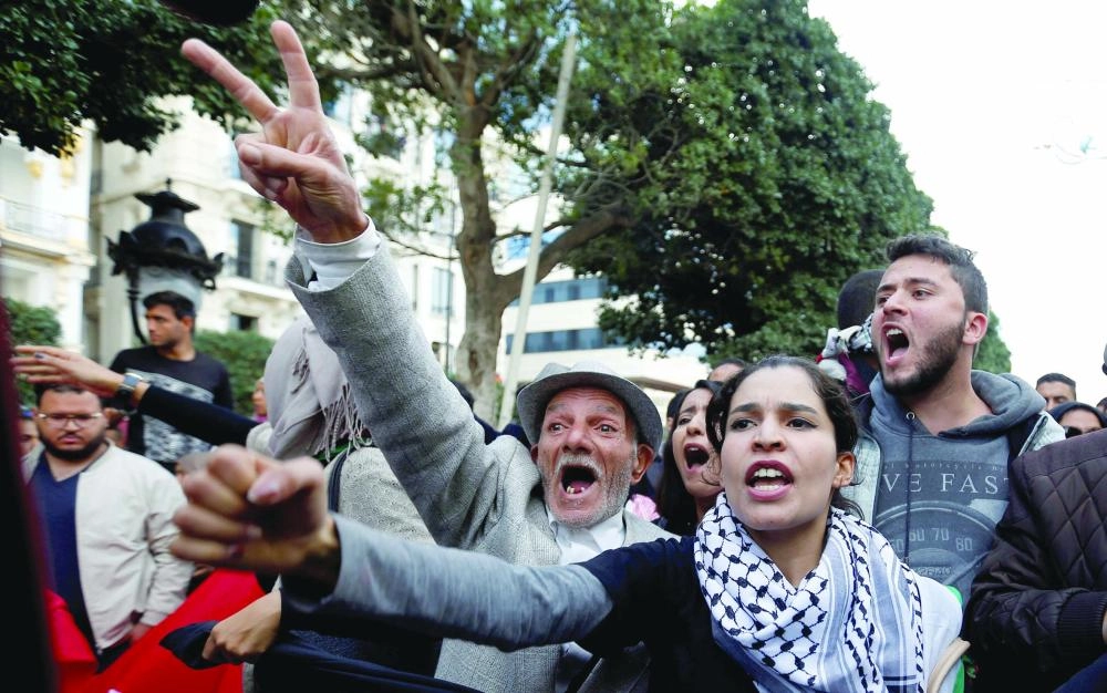 






تونسيون يعبرون عن رفضهم للقرار في العاصمة أمس