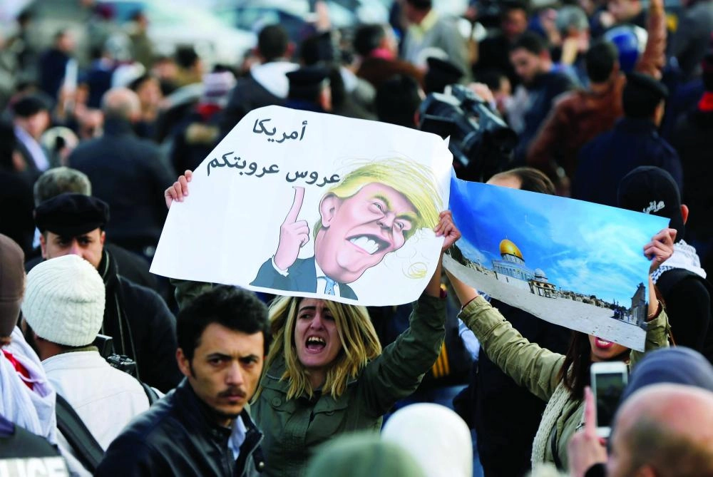 






احتجاجات أمام السفارة الأمريكية في عمان                                                                                                                                           (رويترز)