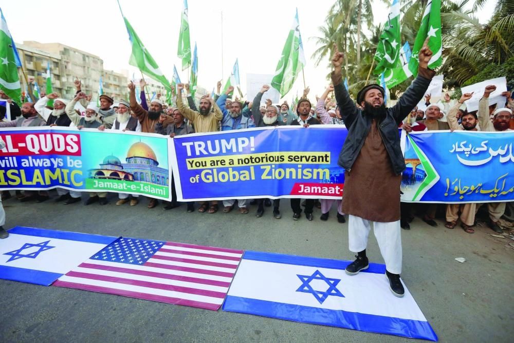 






العلمان الأمريكي والإسرائيلي على الأرض خلال مظاهرة في كراتشي الباكستانية