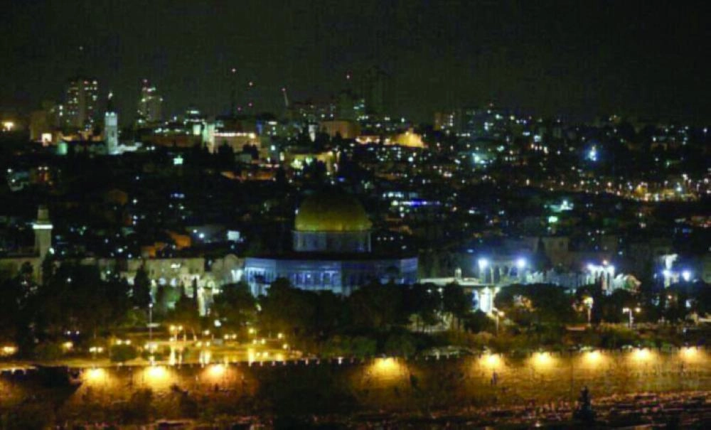 






بلدية القدس أنارت العلمين الأمريكي والإسرائيلي على سور القدس عقب القرار مباشرة                (الوكالات)