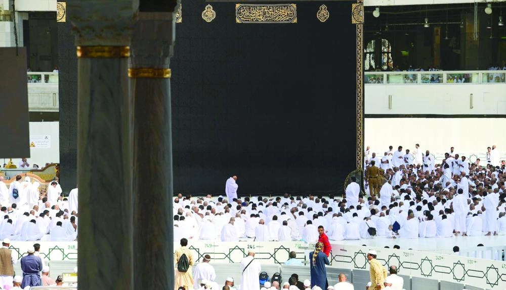 






مصلون في الحرم المكي أمس                       (واس)