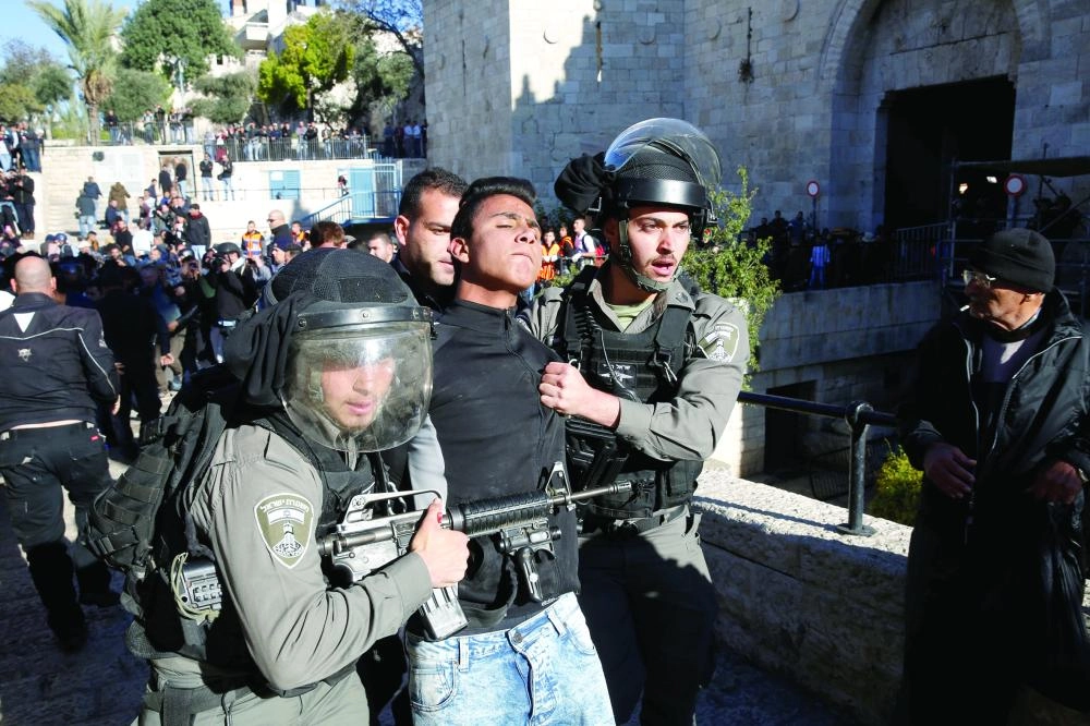 






من المواجهات العنيفة بين الفلسطينيين وقوات الاحتلال عقب قرار ترمب