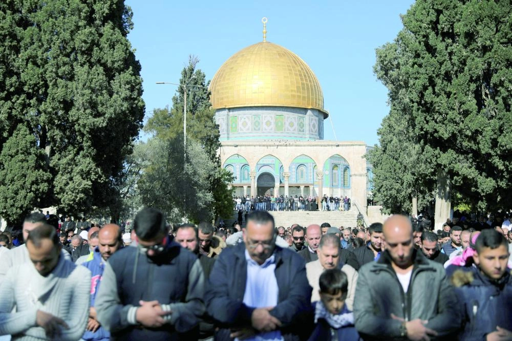 






فلسطينيون يؤدون صلاة الجمعة في القدس أمس                                                                                          (الوكالات )