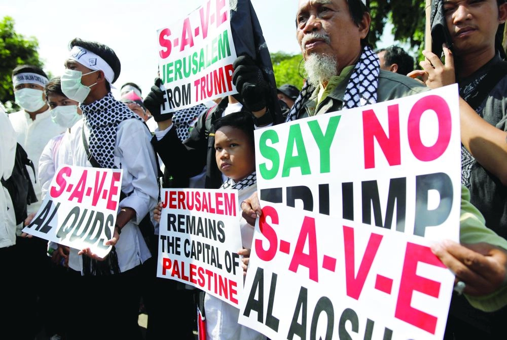 






إندونيسيون يرفعون لافتات رافضة أمام سفارة واشنطن في جاكرتا