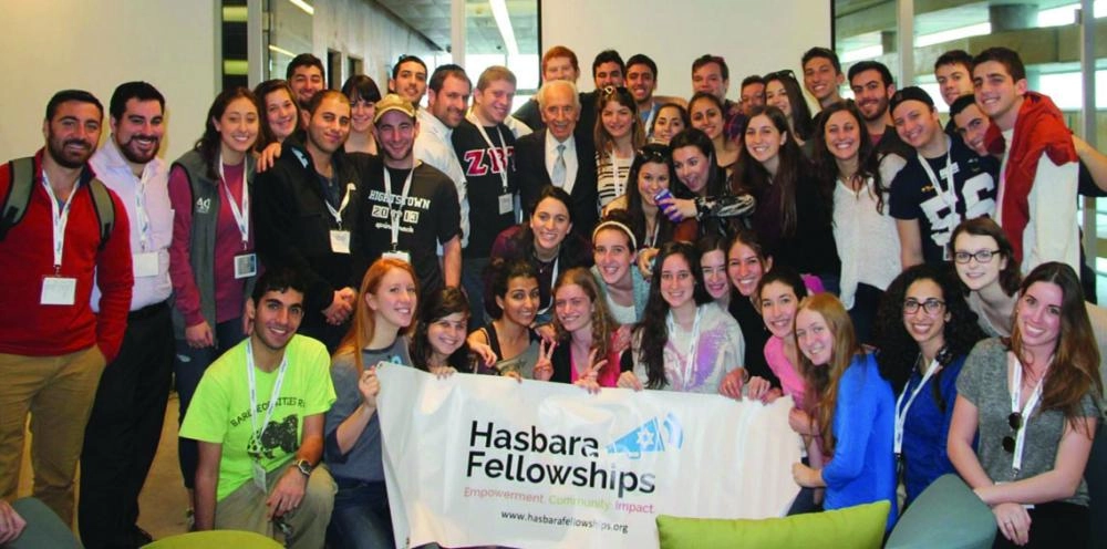 






أرشيفية لطلبة أجانب مع رئيس الوزراء الإسرائيلي الأسبق شمعون بيريز                  (الوكالات)