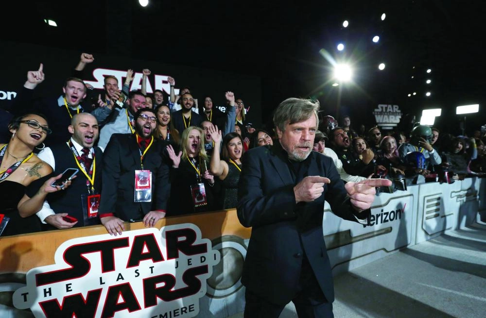 






مارك هاميل أمام الجماهير  (رويترز)