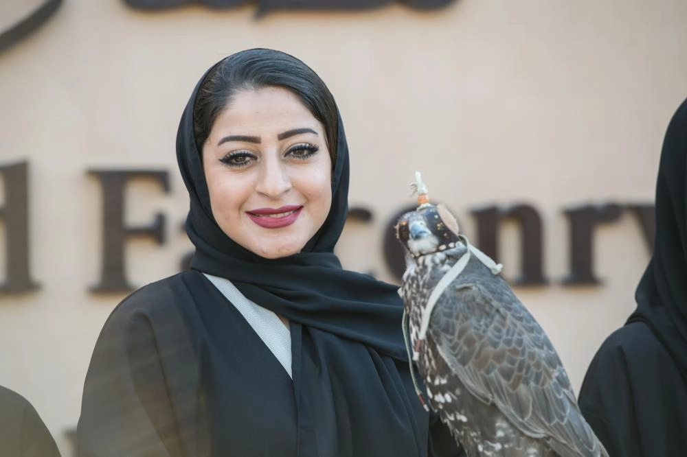 احدى الصقارات الإماراتيات