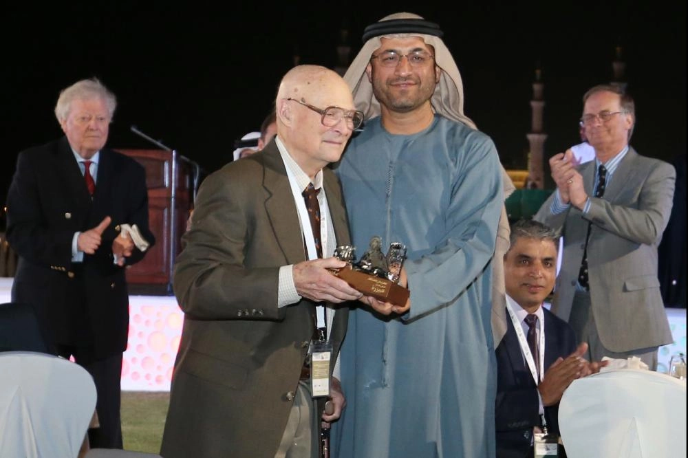 معالي ماجد المنصوري مع احد الرواد المكرمين