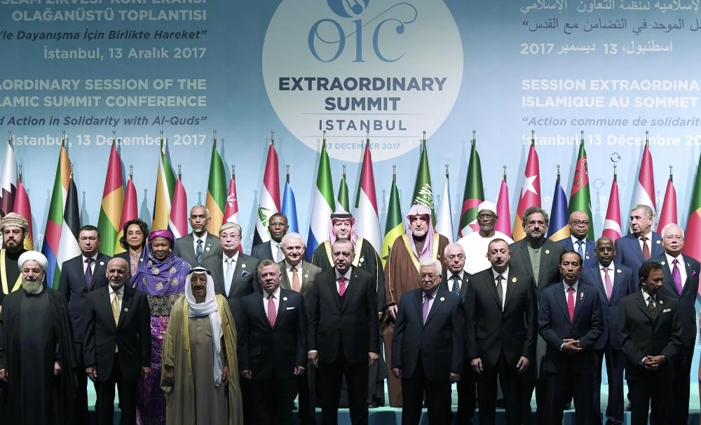 






زعماء العالم الإسلامي ورؤساء الوفود في القمة أمس                                                              (رويترز)