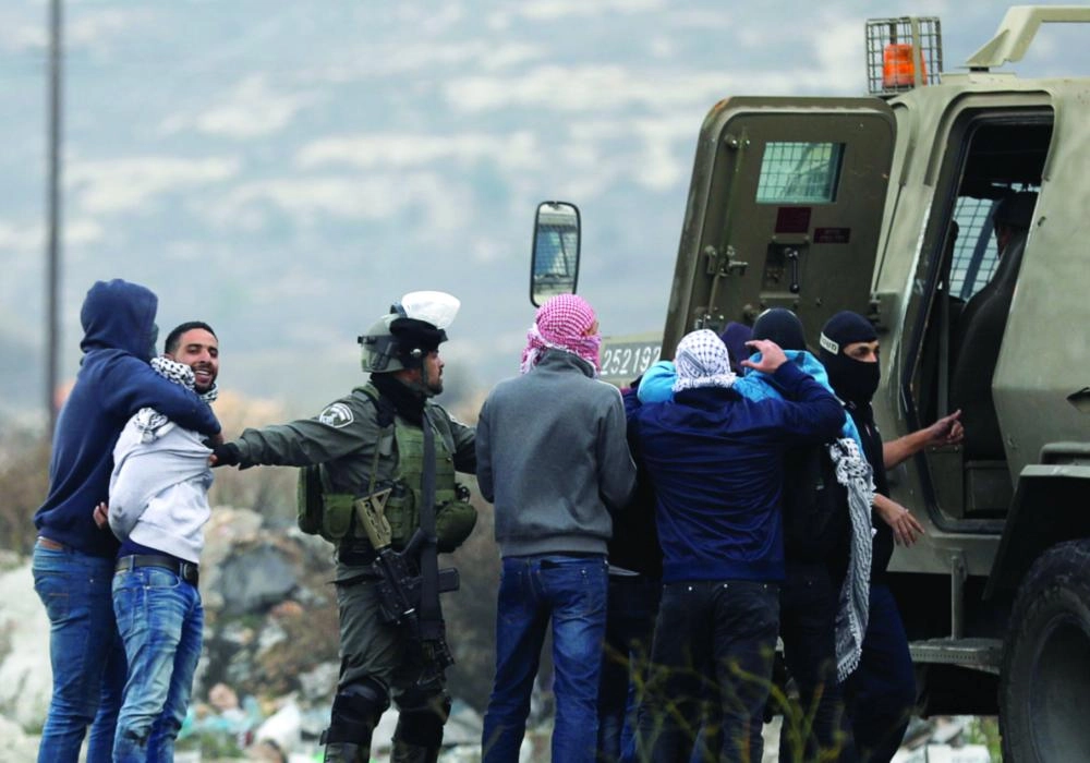 






قوات الاحتلال تلقي القبض على أحد المتظاهرين       (رويترز)