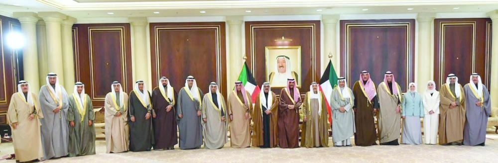 






أمير الكويت الشيخ صباح الأحمد متوسطا الحكومة الجديدة                                            (كونا) 