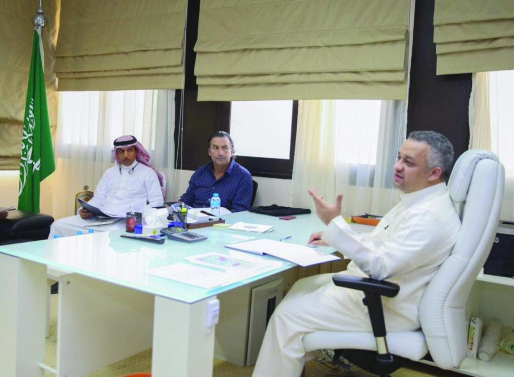 عزت خلال اجتماعه بالمدرب أمس (مكة)