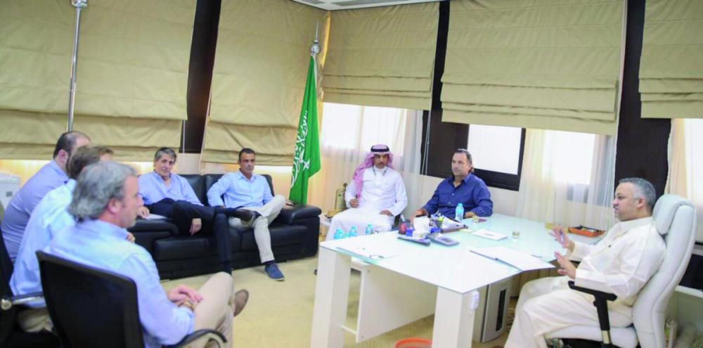 






عزت مجتمعا بالمدرب فور وصوله الرياض أمس                                                                                                       (مكة)