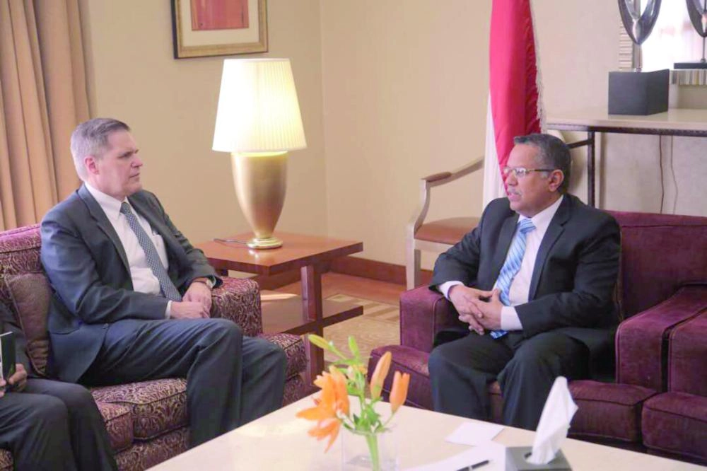 






أحمد بن دغر لدى لقائه ماثيو تولر                                           (واس)