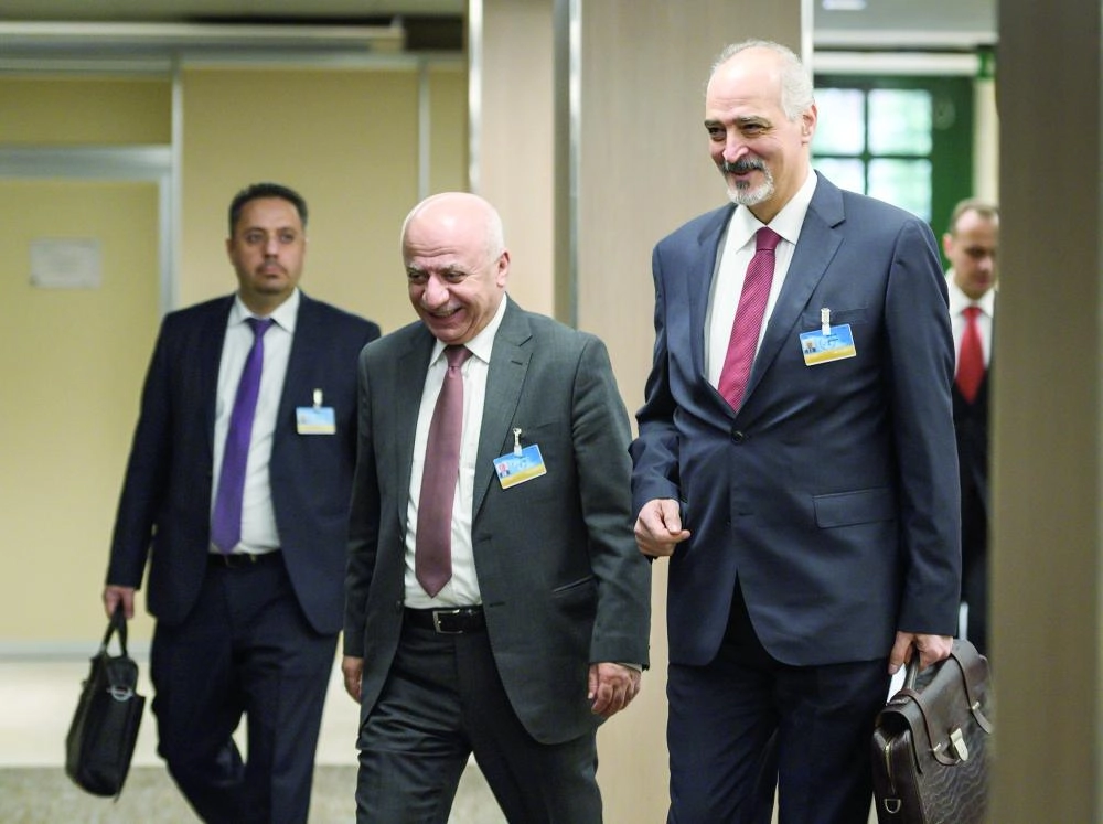 






وفد النظام مغادرا محادثات أمس الأول