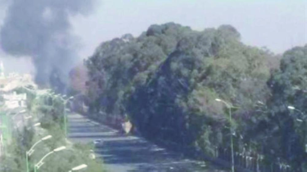 آثار انفجار مخزن الأسلحة بحديقة الثورة بصنعاء   (مكة)