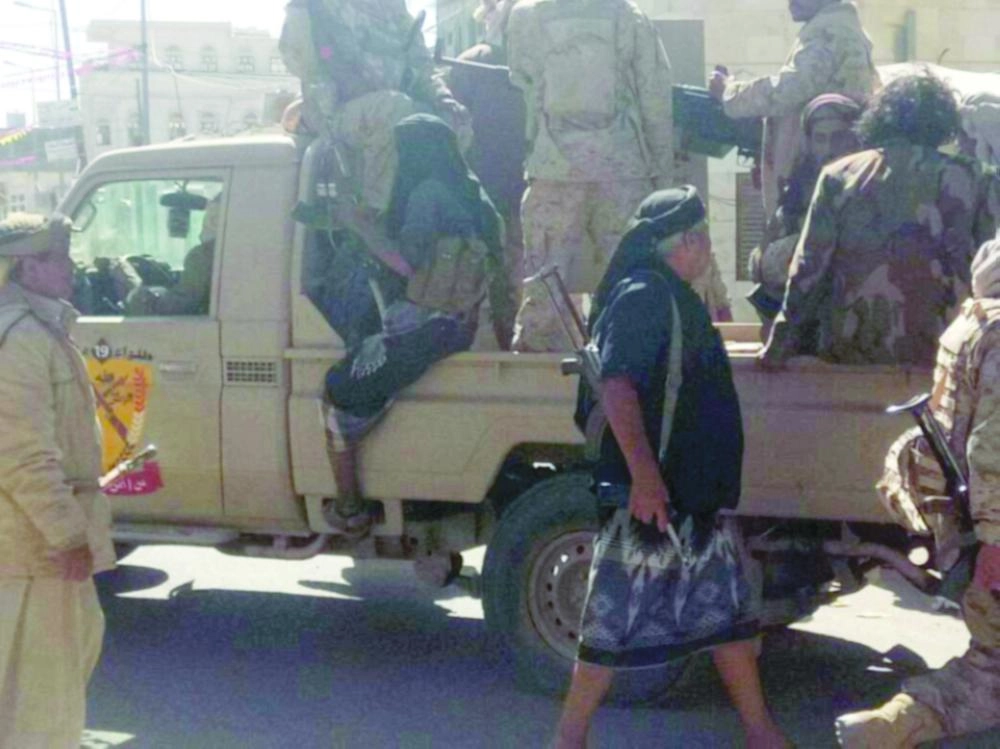 قوات  الجيش والمقاومة لحظة دخولهم لمدينة العليا في  بيحان (تويتر)