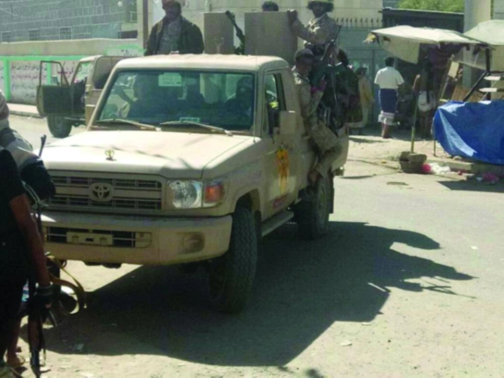 قوات  الجيش والمقاومة لحظة دخولهم لمدينة العليا في  بيحان (تويتر)