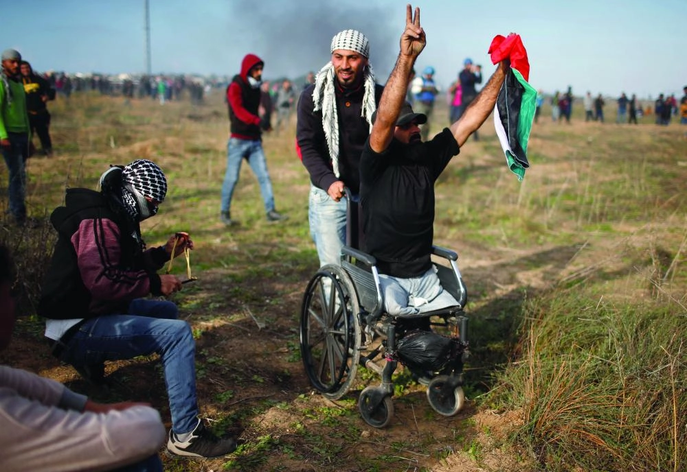 






إبراهيم أبوالثريا في مواجهات أمس، وخلال رفع العلم، وبعد أن ارتقى شهيدا                                                 (الوكالات)