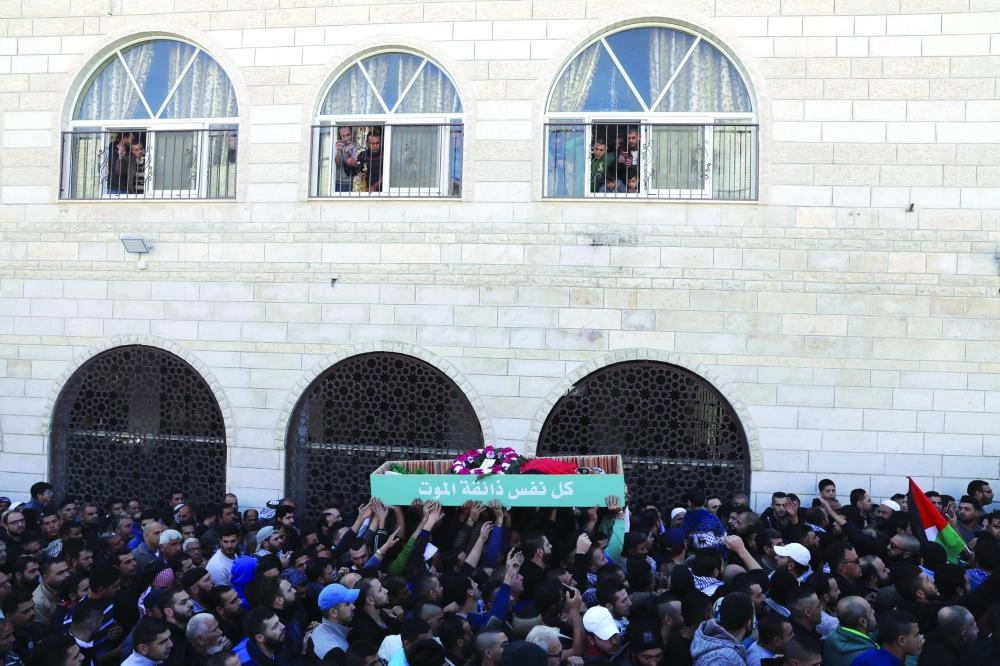 






جثمان باسل إبراهيم محمولا على الأكتاف عقب صلاة الجنازة                                                                                                                                                   (رويترز)