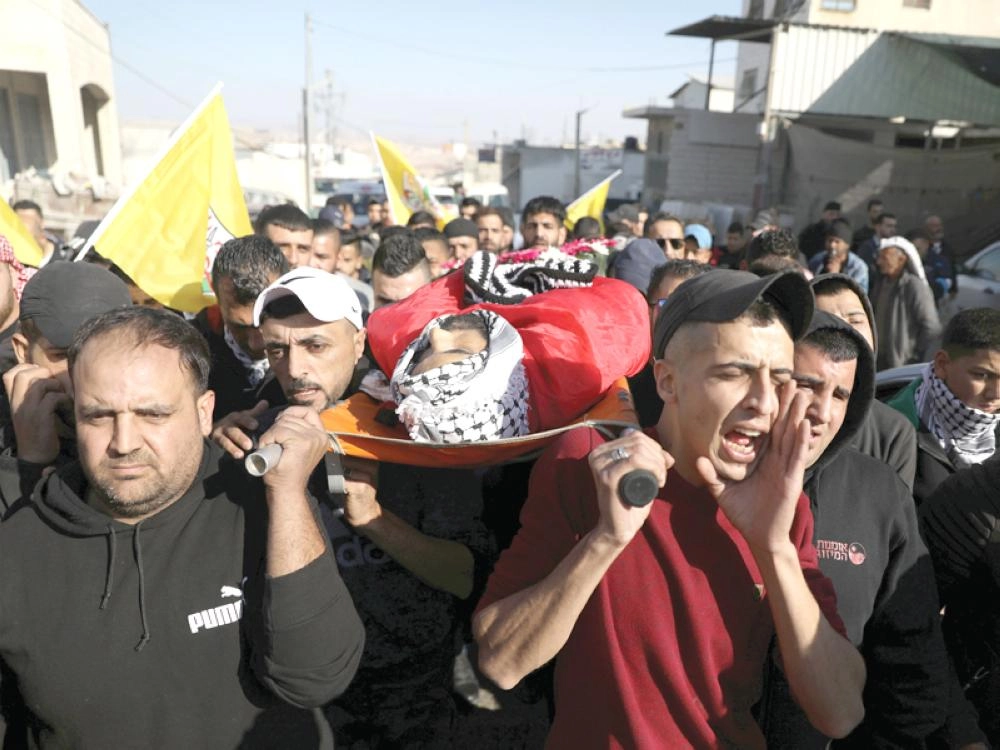 جثمان باسل إبراهيم محمولا على الاكتاف في عناتا أمس (رويترز)