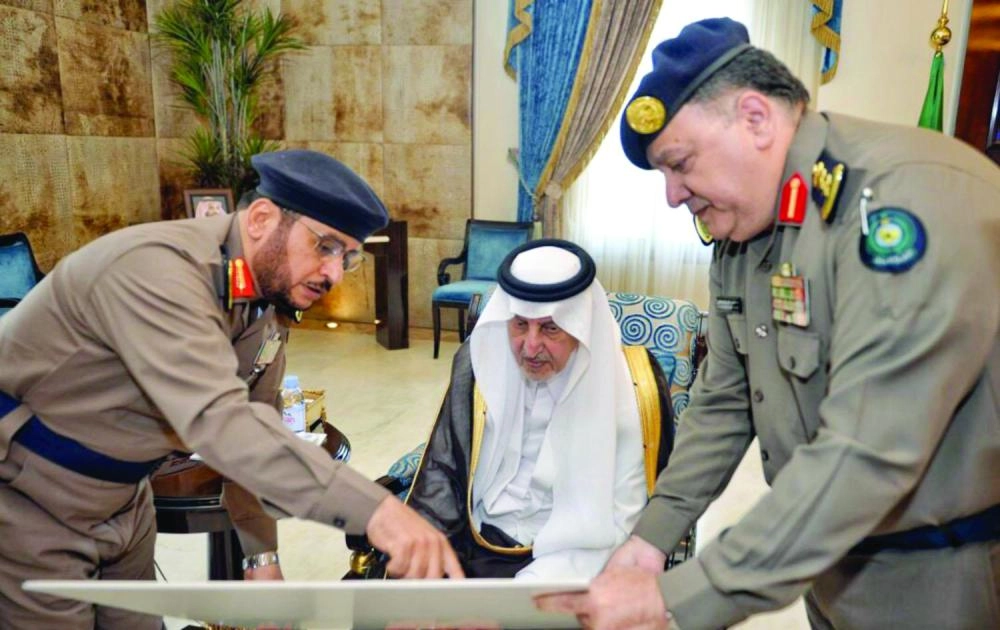 خالد الفيصل يطلع على  أعمال الدفاع المدني بالمنطقة (واس)