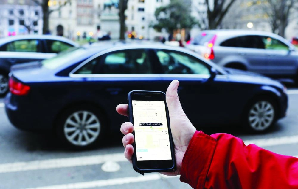 أثناء استخدام أحد تطبيقات الأجرة                         (مكة)