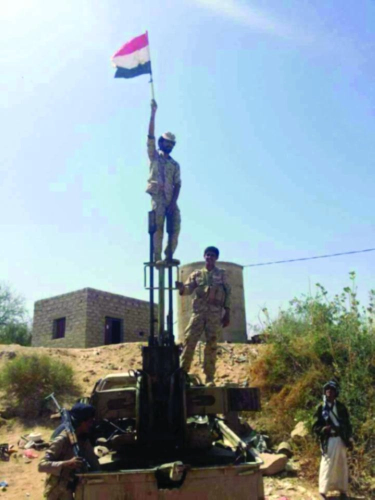 أبناء بيحان يحرقون شعارات الحوثي