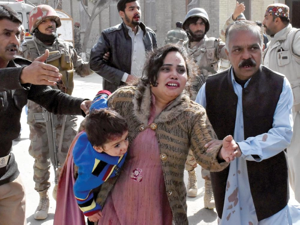 امرأة وطفلها من مصابي الهجوم (رويترز)