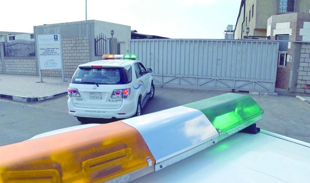 






فرق الأرصاد تداهم منشأة مخالفة                                            (واس)