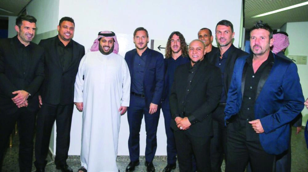 






تركي آل الشيخ يتوسط نجوم العالم السابقين عقب الحفل                                                                                  (هيئة الرياضة)