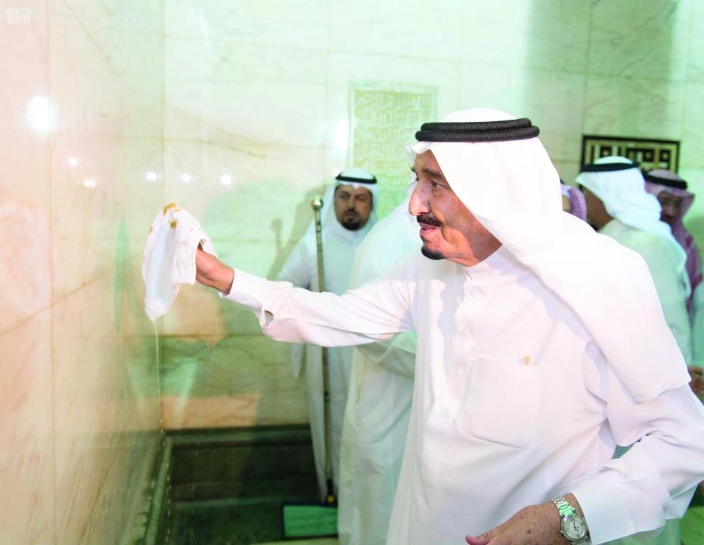 






خادم الحرمين خلال تشرفه بغسل الكعبة في وقت سابق                                                                                  (مكة)