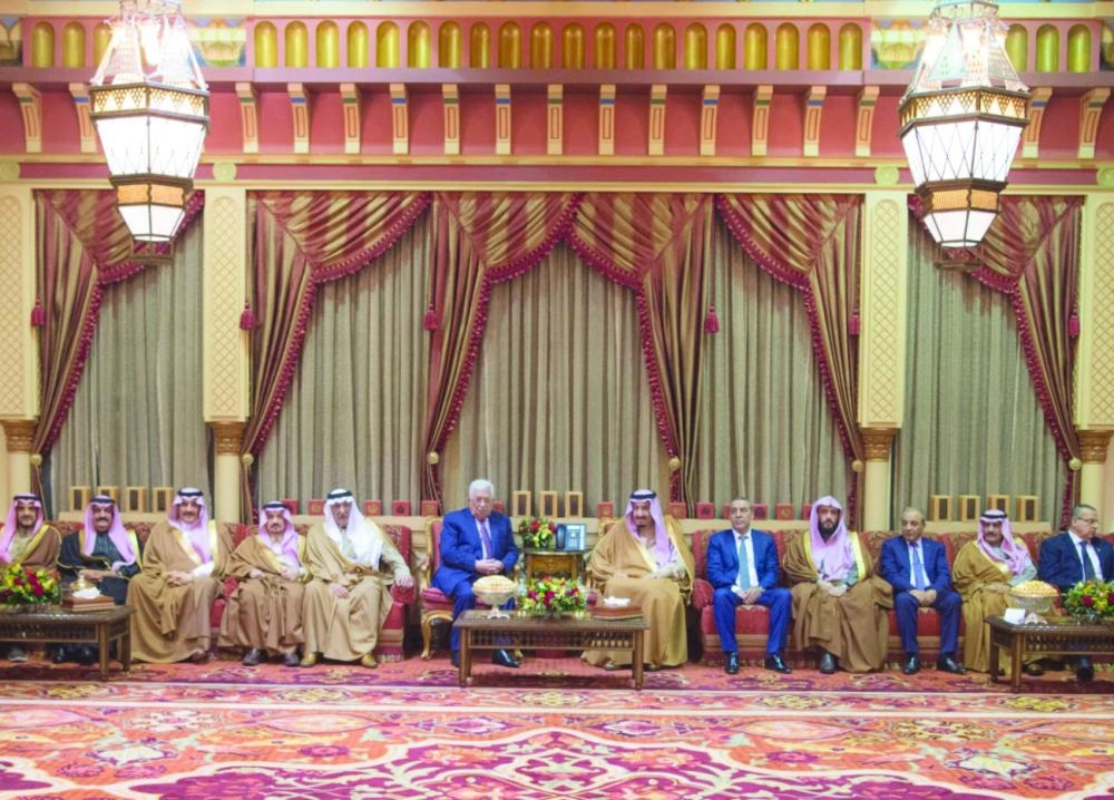 






الملك سلمان لدى استقباله محمود عباس في الرياض أمس                                                                                                                                                                 (واس)