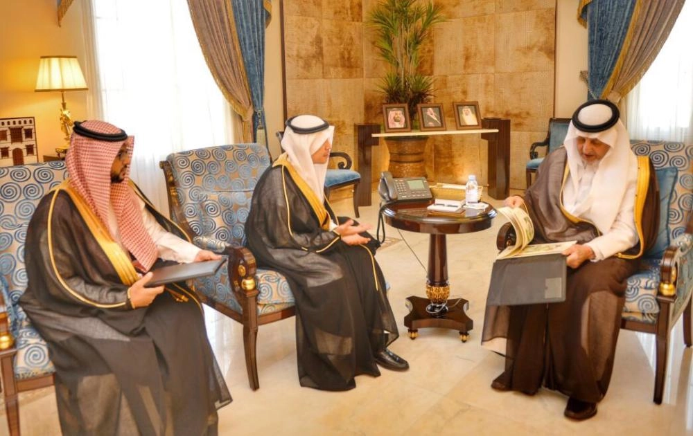 خالد الفيصل خلال تسلمه التقرير           (تويتر الإمارة)