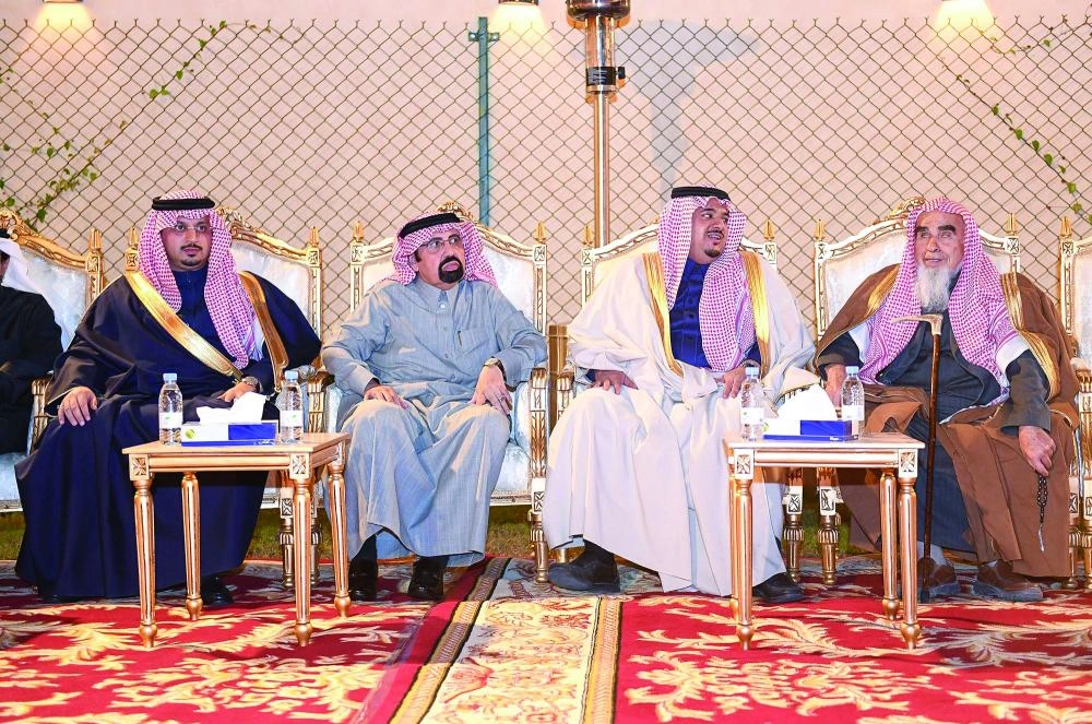 محمد بن عبدالرحمن خلال تقديم العزاء                                  (واس)