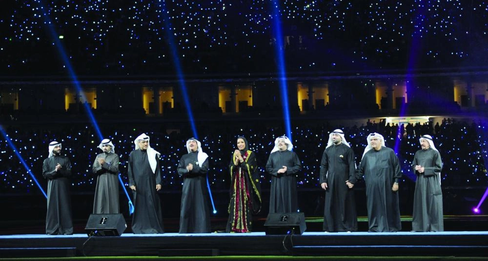 الفنانون لحظة التغني بأوبريت حفل الافتتاح (كونا)