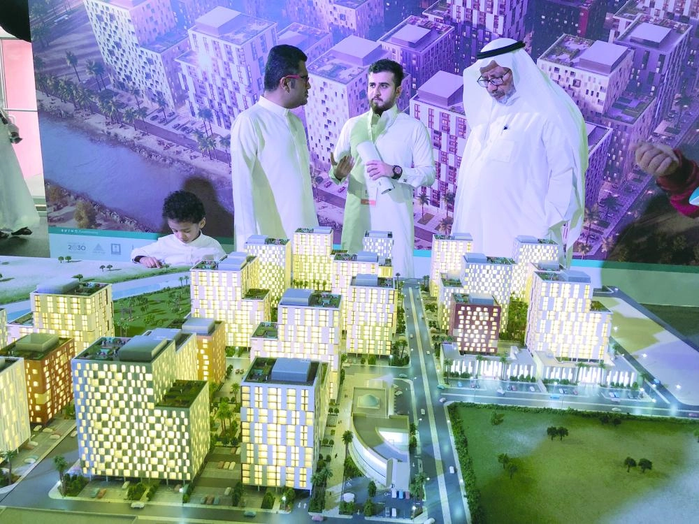 






مستفيدو الدعم خلال حديثهم أمام مجسم المشروع                                                       (مكة)