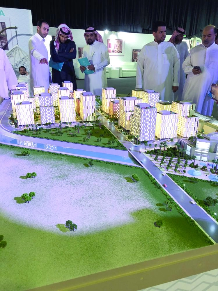 






مستفيدو الدعم أمام مجسم المشروع                (مكة)