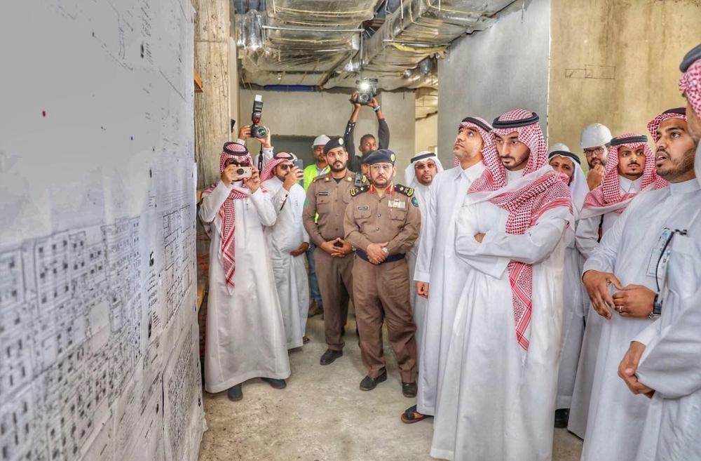 عبدالله بن بندر خلال تفقده مشاريع الكامل وخليص اليوم (واس)
