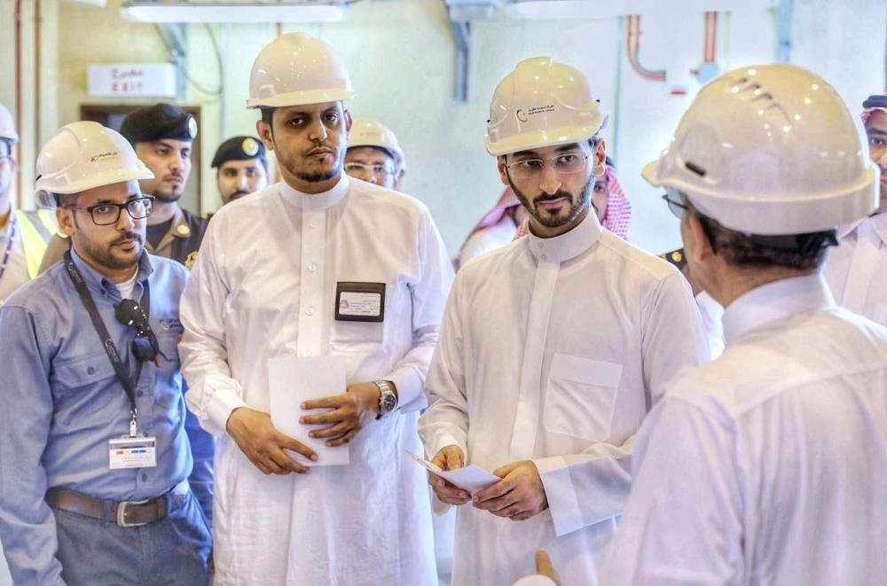 عبدالله بن بندر خلال تفقده محطة تحويل كهرباء الكامل اليوم 