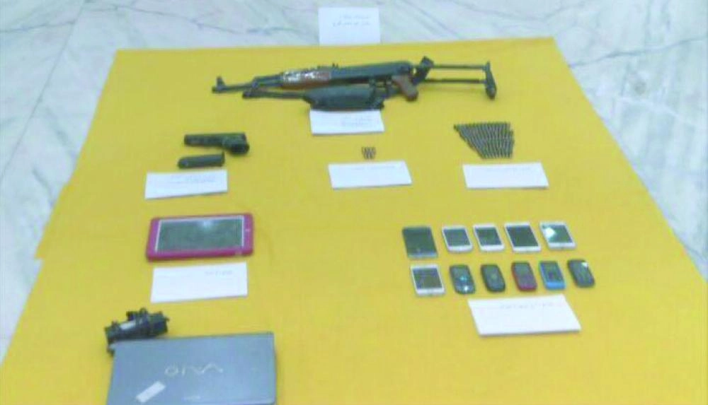 أسلحة وهواتف تخص المتورطين في الجريمة           (واس)