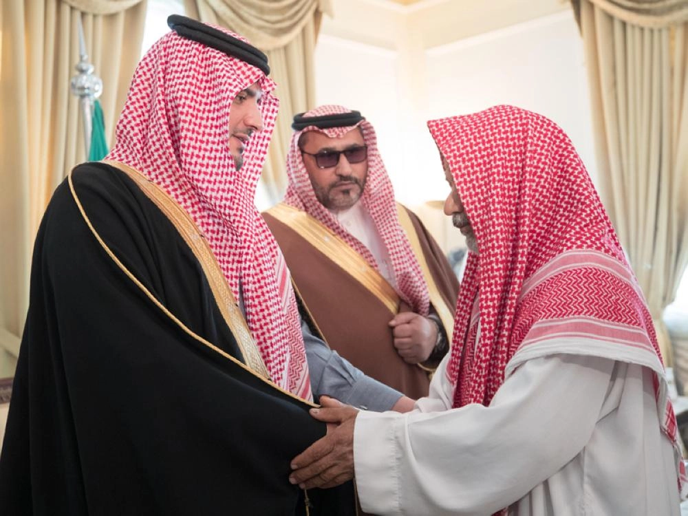 وزير الداخلية معزيا أسرة القاضي المغدور محمد الجيراني (واس)