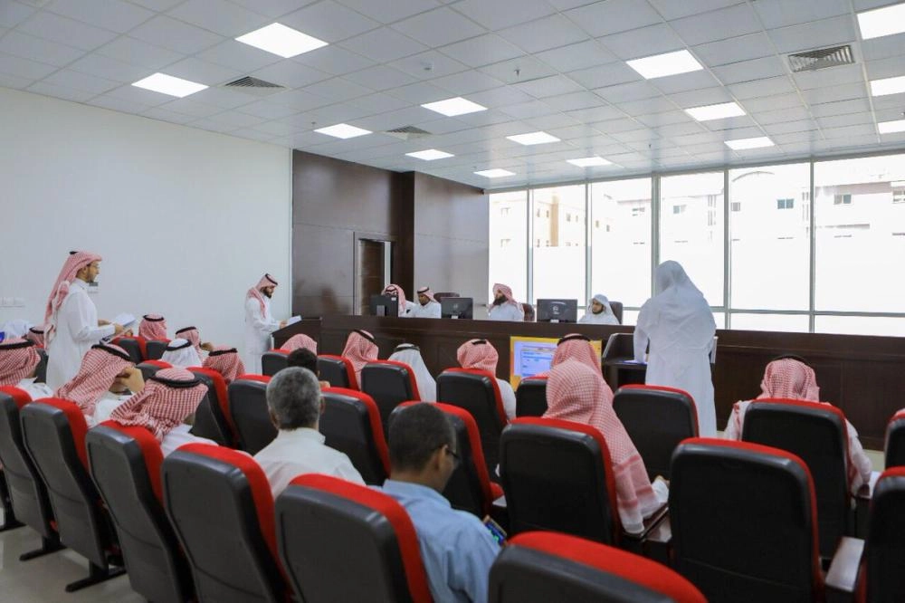 






مراجعون في المحكمة التجارية في الرياض                                                       (مكة)