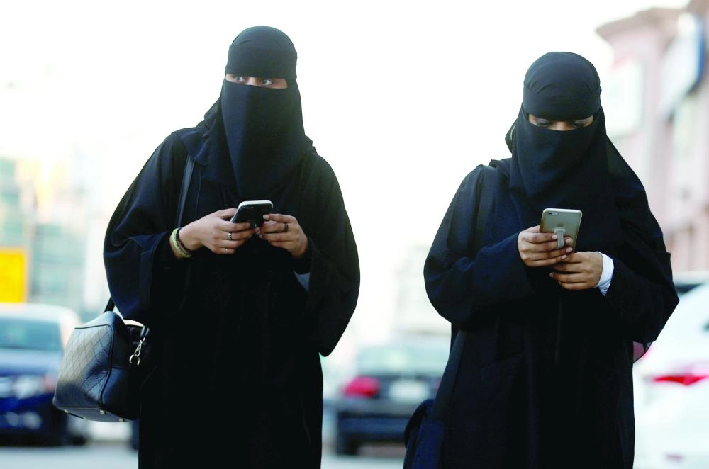 






سعوديتان أثناء استخدام الجوال                                                                                   (مكة)