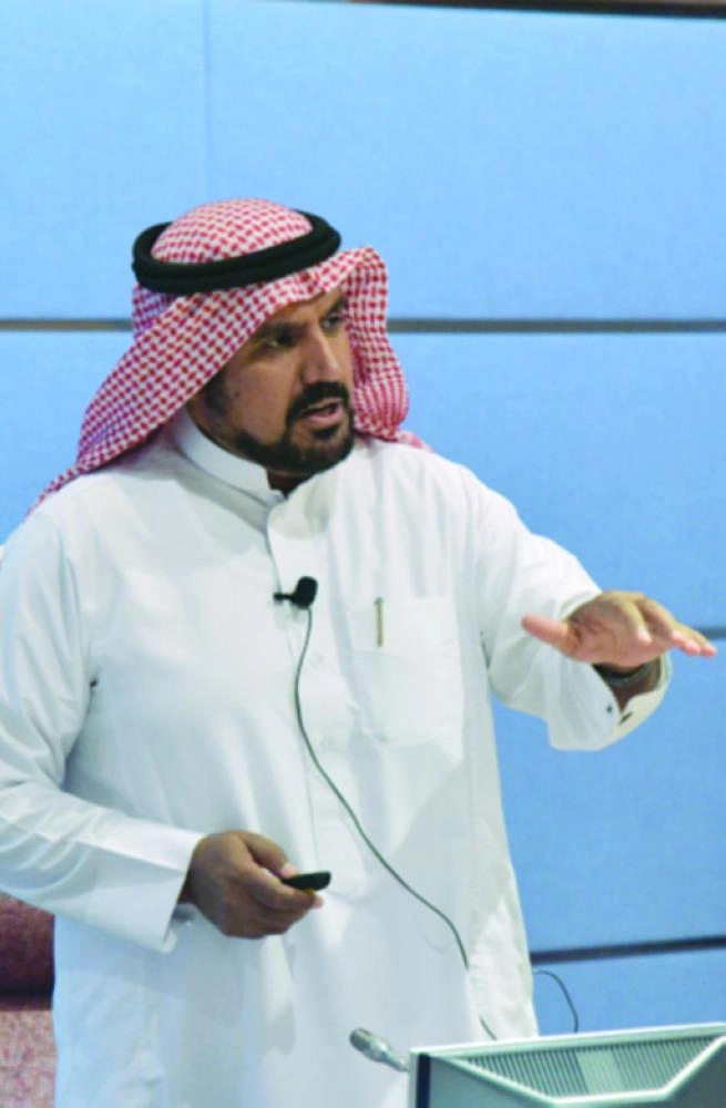 الدهيش يتحدث في ورشة العمل أمس (مكة)