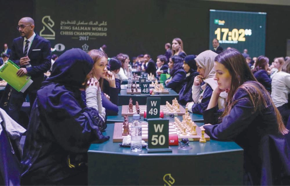 تنافس لاعبين في بطولة الملك سلمان العالمية للشطرنج أمس (د ب أ )